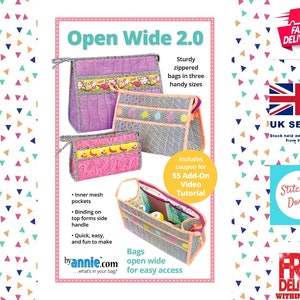 Può includere: Modello di cucito Open Wide 2.0 per tre borse con cerniera di diverse dimensioni. Il modello include un coupon per un tutorial video di 5 €. Le borse hanno tasche interne in rete e un bordo superiore che forma un manico. Le borse si aprono ampiamente per un facile accesso.