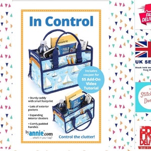 Può includere: Una borsa di tela blu e bianca con un manico blu e una parte superiore con cerniera. La borsa è piena di vari oggetti, tra cui un libro, una bottiglia d'acqua e un telecomando. La borsa è etichettata "In Control" e ha un coupon per un tutorial video aggiuntivo di $5. Il testo "Controlla il disordine!" è anche visibile.