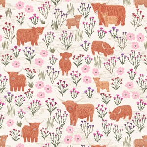 Op de afbeelding: Een herhalend patroon met illustraties van Schotse Hooglanders in bruin- en beigetinten, afgewisseld met roze en paarse bloemen en groene bladeren, tegen een crèmekleurige achtergrond.