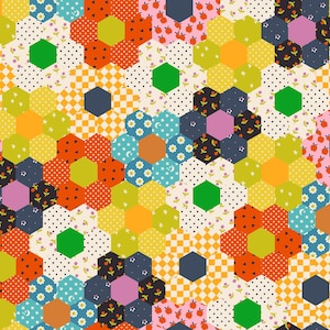 Può includere: Un tessuto patchwork colorato con un motivo floreale ripetuto. Il design incorpora forme esagonali in vari colori, tra cui arancione, giallo, verde, blu e rosa. Il tessuto presenta un mix di motivi, come pois, quadri e stampe floreali.