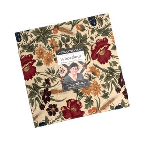 Könnte beinhalten: Ein Stapel Stoffquadrate mit einem floralen Muster in Creme-, Burgunder-, Orange- und Grüntönen. Der Stoff zeigt ein Design aus Blumen, Weizen und Blättern. Das Etikett trägt die Aufschrift "Wheatland" und enthält ein Foto einer Frau.