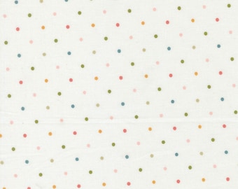 MODA Wild Honey Magic Dots de Lella Boutique 5230 51. Tela de algodón por medio metro, lunares sobre fondo blanco roto.