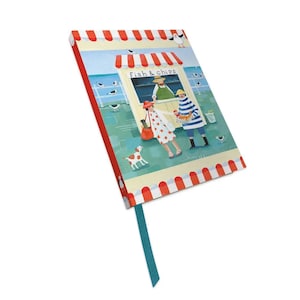 Peut inclure: Un carnet à rayures rouges et blanches avec une illustration colorée d'un magasin de poisson et frites en bord de mer. L'illustration représente un homme et une femme achetant du poisson et des frites, un chien et des mouettes. Le carnet a un marque-page en ruban turquoise.