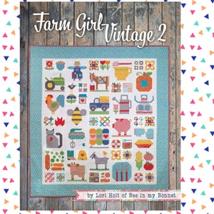 Puede incluir: Un patrón de acolchado con una variedad de imágenes con temática de granja, que incluyen un gallo, un cerdo, un tractor, una vaca, una abeja, un gato, una regadera, un camión, un espantapájaros, un granero, un caballo, una calabaza, un tarro de mermelada, una tetera, una flor, una mazorca de maíz, una cesta de manzanas, una rodaja de sandía, un tenedor y un cuchillo, un plato, una hogaza de pan, una cesta de huevos, una regadera, un rastrillo, una valla, una casa, un carro, una carretilla y un perro. El patrón de acolchado se titula "Farm Girl Vintage 2" y es de Lori Holt de Bee in my Bonnet.