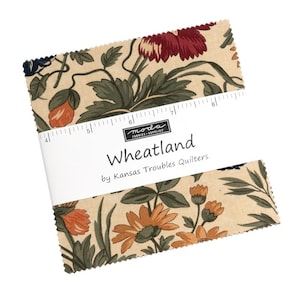 Könnte beinhalten: Ein Stapel Wheatland-Stoffquadrate von Kansas Troubles Quilters. Der Stoff zeigt ein Blumenmuster in Creme-, Rot-, Orange- und Grüntönen. Die Stoffquadrate werden von einem weißen Etikett zusammengehalten, auf dem "Wheatland" steht.