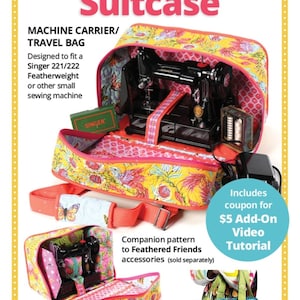 Puede incluir: Una bolsa de viaje acolchada para máquina de coser con estampado floral amarillo y detalles en rosa y naranja. La bolsa está abierta y muestra una máquina de coser Singer negra en su interior. El texto dice Stitcher's Suitcase y byannie.com.
