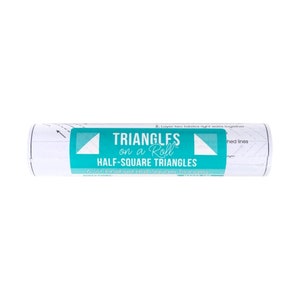 Può includere: Un rotolo di tessuto bianco con un'etichetta turchese che recita "Triangles on a Roll" e "Half-Square Triangles". L'etichetta indica anche che ci sono 6 1/2 pollici di triangoli di mezzo quadrato finiti.