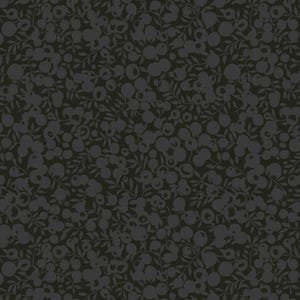Peut inclure: Motif floral gris foncé sur fond noir. Le motif présente un arrangement dense de baies et de feuilles stylisées, créant un imprimé texturé. La palette de couleurs monochromes donne une sensation classique et élégante.