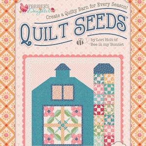 Puede incluir: Un patrón de quilt titulado "Quilt Seeds Spring Barn" de Lori Holt. El diseño presenta un granero azul con detalles florales y un silo colorido, sobre un fondo estampado. También se ve el texto "Create a Quilty Barn for Every Season!".
