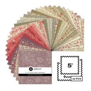 Puede incluir: Un conjunto de 42 cuadrados de tela, cada uno de 12,7 cm x 12,7 cm, con diversos diseños florales y de cachemira. La paleta de colores incluye tonos de rojo, rosa, verde y morado. La tela es 100% algodón, como se indica en la etiqueta.
