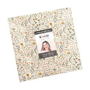 Puede incluir: Un conjunto de cuadrados de tela con un estampado floral en crema, verde y naranja. La tela está etiquetada como "Rainier" de Jessica Fox, con una foto de la diseñadora. También se ve la marca "Moda Fabrics".
