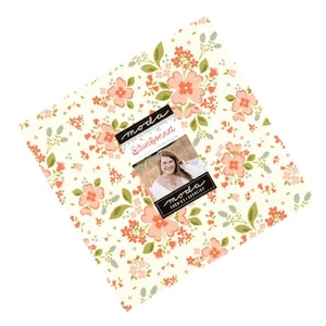 Peut inclure: Un paquet de tissu carré avec un motif floral en pêche, rose, vert et crème. Le tissu présente un motif répété de fleurs et de feuilles. Une étiquette avec le texte "moda Sunbonnet" et une photo de femme est attachée.