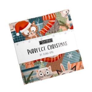 Könnte beinhalten: Ein Stapel Stoffquadrate mit einem Weihnachtskatzen-Thema. Der Stoff zeigt Katzen mit Weihnachtsmützen und Schals, mit Geschenkboxen und Schneeflocken. Auf dem Etikett steht "Purrfect Christmas" von Elena Amo.
