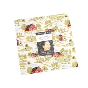Könnte beinhalten: Ein weißer Stoff mit einem sich wiederholenden Muster aus roten Scheunen, grünen Bäumen und blauen Bächen. Der Stoff ist mit "Moda Farmstead" von Moda Fabrics & Supplies gekennzeichnet.
