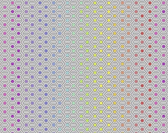 Tela Tula Pink, True Colours, Hexy Rainbow Dove, PWTP151. Hexágonos arcoíris sobre fondo color paloma. 100% algodón. 115 cm, 44". Tela de algodón para patchwork.