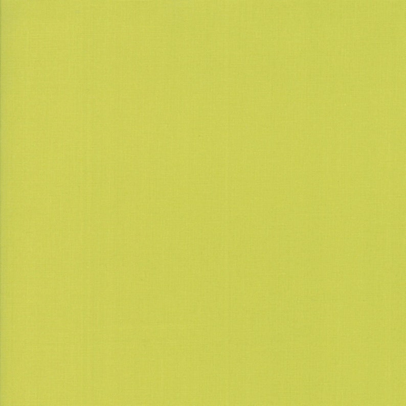 Pu&ograve; includere: Un campione di tessuto verde brillante tinta unita. Il tessuto ha una texture liscia e uniforme.