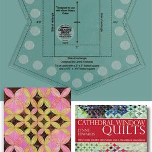 Peut inclure: Une règle de couture en plastique transparent, conçue pour être utilisée avec un cutter rotatif. La règle a la forme d'une étoile avec un rectangle au centre. La règle est étiquetée "Non-Slip Cathedral Window Rectangle Ruler" et "Designed by Lynne Edwards". La règle est utilisée pour créer un rectangle fini de 3 pouces par 4 pouces.