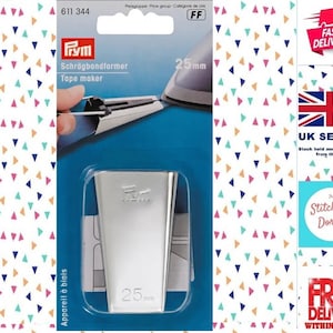 Può includere: Uno strumento per la creazione di nastro a sbieco argentato con il nome del marchio "Fym" e il testo "Schrägbandformer Tape maker" stampato sulla confezione. Lo strumento è progettato per creare un nastro a sbieco da 25 mm.