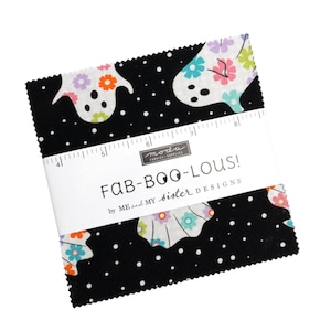 Puede incluir: Una pila de piezas de tela cuadradas con fondo negro, lunares blancos y formas de fantasmas blancos decorados con flores coloridas. Una banda de papel blanca muestra el texto FAB-BOO-LOUS! by ME and MY SISTER DESIGNS y una regla de 12,7 cm.