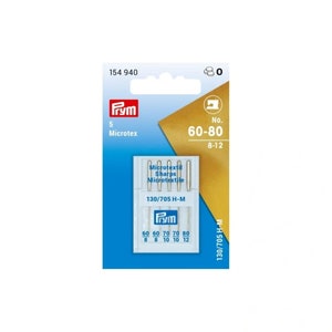 Puede incluir: Un paquete de 5 agujas para máquina de coser Prym Microtex, tamaño 60-80, 8-12. Las agujas son plateadas y vienen en un paquete azul y blanco con el logotipo de Prym. El paquete también incluye el texto "Microtextil Sharps Microtextile 130/705 H-M".