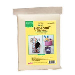 Puede incluir: Un paquete de entretela termoadhesiva de una cara Legacy Flex-Foam en color crema. El empaque presenta una etiqueta amarilla con texto del producto, imágenes de un estuche con cremallera, una cesta y una bolsa, y dimensiones de 50,8 cm por 152 cm.