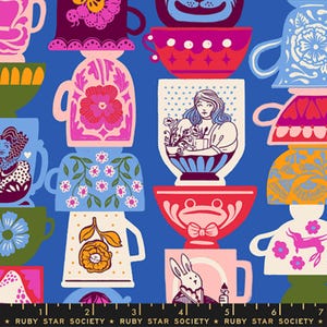 Op de afbeelding: Een stofpatroon met gestapelde, kleurrijke theekopjes en mokken met bloemen-, dieren- en Alice in Wonderland-thema's. De kopjes zijn in tinten roze, blauw, groen en oranje tegen een blauwe achtergrond. De tekst "RUBY STAR SOCIETY" staat onderaan.