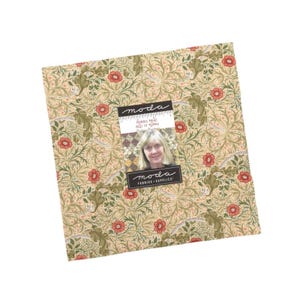 Könnte beinhalten: Ein quadratisches Stoffstück mit einem floralen Muster in Beige-, Grün- und Rottönen. Der Stoff weist ein sich wiederholendes Design aus Blumen und Blättern auf. Der Stoff hat ein Etikett mit der Aufschrift "moda FABRICS + SUPPLIES" und "MORRIS MUSE BEST OF MORRIS".
