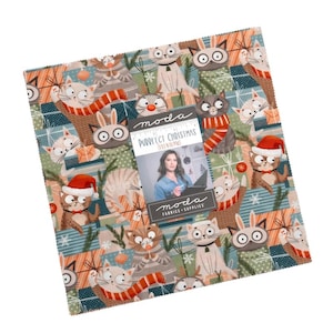 Könnte beinhalten: Ein quadratisches Stoffbündel mit einem skurrilen Weihnachtskatzen-Druck. Der Stoff zeigt verschiedene Katzenillustrationen mit Weihnachtsmützen und Schals, vor dem Hintergrund von Geschenken und festlichen Elementen. Das Etikett lautet "Puppycat Christmas".