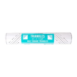 Peut inclure: Un rouleau de papier blanc avec une étiquette turquoise indiquant "TRIANGLES on a Roll HALF-SQUARE TRIANGLES". Le papier comporte des flèches directionnelles noires et des illustrations de triangles. Le produit est pour le quilting ou la couture.
