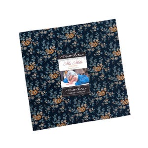 Könnte beinhalten: Ein quadratisches Stück dunkelmarineblauer Stoff mit einem sich wiederholenden Blumenmuster in Orange-, Hellblau- und Cremetönen. Ein rechteckiges Etikett ist mittig auf dem Stoff platziert und zeigt den Text "moda", "Miss Mollie", "1800-1890", "Betsy Chutchian" und "moda FABRICS + SUPPLIES".