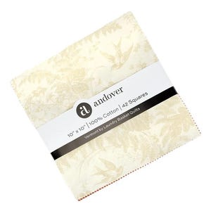 Op de afbeelding: Een stapel van 42 stoffen vierkanten, elk 25,4 cm x 25,4 cm, met een crèmekleurig bloemen- en vogelpatroon. De stof is 100% katoen. De verpakking toont het merk "andover" en de tekst "Vermont by Laundry Basket Quilts."