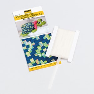 Puede incluir: Una bobina blanca de Vliesofix T6 Bondawweb T6, un entretela termoadhesivo de 9 mm x 25 m, para proyectos de costura y manualidades. El embalaje muestra una tortuga verde con un lazo rosa.
