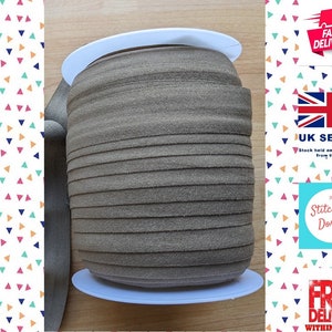 Gris Moyon Donkergrijze Vouwelastiek Van Stephanoise. 20 mm breed lingerie-elastiek. Rekbaar omvouwelastiek voor lingerie, tassen, knutselen.