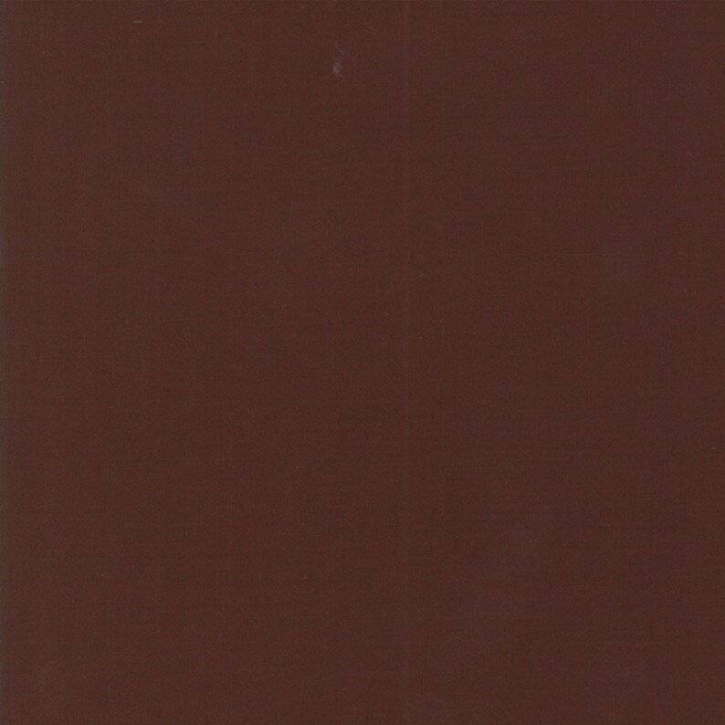 K&ouml;nnte beinhalten: Einfarbiger brauner Hintergrund mit subtiler Textur. Die Farbe ist ein satter, warmer Braunton, der an dunkle Schokolade oder gealtertes Leder erinnert. Das Bild ist eine Nahaufnahme, die die Textur des Materials zeigt.