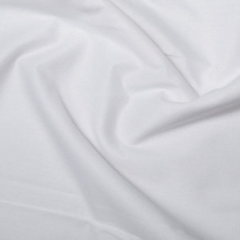 K&ouml;nnte beinhalten: Wei&szlig;er Baumwollstoff mit einer glatten, gleichm&auml;&szlig;igen Textur. Der Stoff ist leicht zerknittert und hat ein weiches, flie&szlig;endes Gef&uuml;hl.