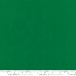 Könnte beinhalten: Einfarbiger grüner Stoffmuster mit einem weißen Lineal, das in Zoll eingeteilt ist. Das Lineal trägt den Text "moda" und "www.modafabrics.com".