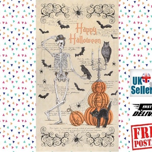 Peut inclure: Une illustration d'Halloween de style vintage représentant un squelette portant un chapeau haut de forme tenant une bougie, un chat noir, un corbeau et une pile de citrouilles avec le texte "Happy Halloween" et "Trick or Treat".