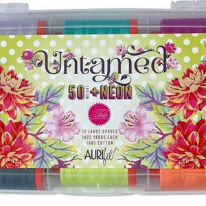 Könnte beinhalten: Eine transparente Kunststoff-Nähbox gefüllt mit bunten Garnrollen. Die Box hat einen dekorativen Einsatz mit dem Text "Untamed 50+ Neon" und floralen Designs. Die Spulen sind in verschiedenen Neonfarben, darunter Pink, Orange und Grün.
