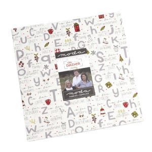 Pode incluir: Um tecido branco com uma estampa cinza e vermelha de palavras e imagens de Natal. O tecido apresenta as palavras "On Dasher" e "Moda Fabrics & Supplies".