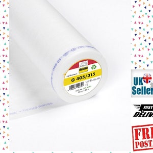 Peut inclure: Un rouleau blanc d'entoilage thermocollant Vlieseline G 405/315 pour projets de couture. L'étiquette est jaune avec du texte noir et un symbole de recyclage vert. Le rouleau mesure 90 cm de large et 25 mètres de long.