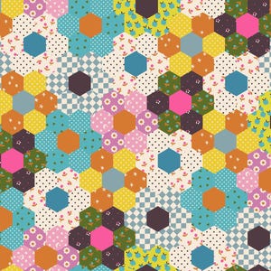 Op de afbeelding: Een kleurrijk patchworkpatroon met zeshoekige vormen gerangschikt in een bloemmotief. Het patroon bevat verschillende texturen, waaronder stippen, bloemenprints en ruitpatronen, in tinten geel, oranje, roze en blauw.