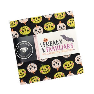 Op de afbeelding: Een set van 42 stoffen vierkantjes met een zwarte achtergrond en een herhalend patroon van limoengroene en witte pompoenen. De papieren band bevat de tekst Freaky Familiars Collaborative Collection en de maat 12,7 cm.