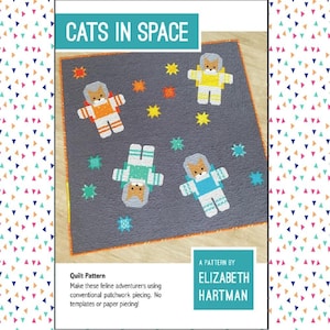 Puede incluir: Un patrón de colcha con un diseño de gatos con trajes espaciales con estrellas sobre un fondo gris. El patrón se titula "Cats in Space" y es de Elizabeth Hartman.