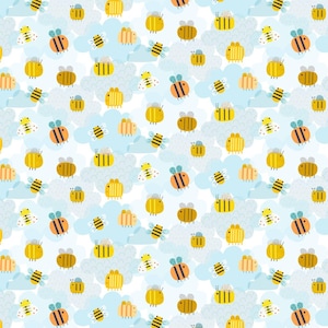 Op de afbeelding: Een naadloos patroon met gele en oranje bijen met zwarte strepen die vliegen voor blauwe wolken op een witte achtergrond.