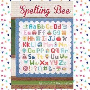 Könnte beinhalten: Ein farbenfrohes Alphabet-Quiltmuster mit dem Titel "Spelling Bee" und dem Text "by Lori Holt of Bee in my Bonnet". Das Quilt hat einen blauen Hintergrund mit weißen Buchstaben und bunten Illustrationen.