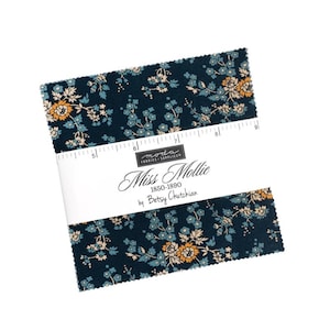 Könnte beinhalten: Ein Stapel quadratischer Stoffstücke mit dunkelblauem Hintergrund und einem Blumenmuster in Hellblau, Creme und Orange. Ein weißes Papierband umschließt die Mitte und zeigt den Text Miss Mollie 1850-1890 by Betsy Chutchian.