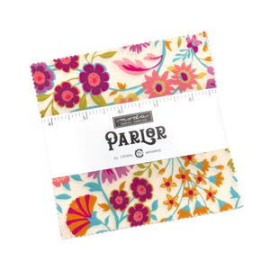Könnte beinhalten: Ein Stapel Stoffquadrate mit einem Blumenmuster in Rosa, Orange und Lila auf cremefarbenem Hintergrund. Der Stoff ist mit "Parlor" von Crystal C Manning beschriftet, mit einem Lineal auf dem Etikett.
