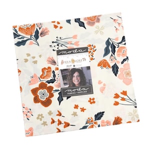 Könnte beinhalten: Ein weißer Stoff mit einem floralen Muster in Orange-, Rosa- und Blautönen. Der Stoff zeigt eine Vielzahl von Blumen, Blättern und Stielen. Der Stoff ist mit "Folklore" von Moda Fabrics gekennzeichnet.
