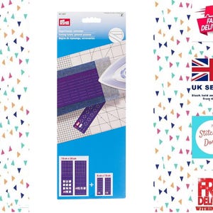Puede incluir: Una funda para tabla de planchar de color morado con una regla y un patrón de cuadrícula. La funda mide 10 cm por 30 cm. El producto está etiquetado como "Frym" y "Funda de planchado de uso general".