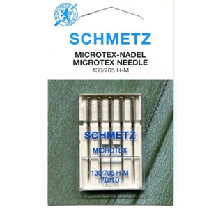Puede incluir: Un paquete de seis agujas de máquina de coser plateadas etiquetadas como "Schmetz Microtex" y "130/705 H-M 70/10".